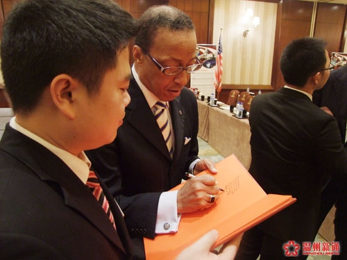 Reginald Hughes大法官欣然为我司题词