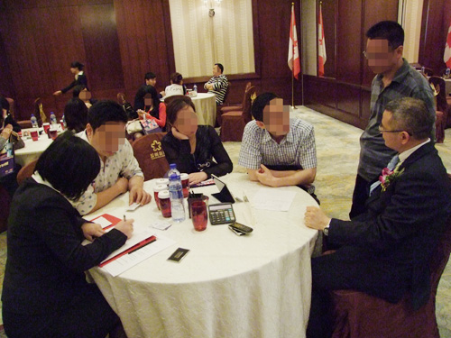 会议结束后，来宾们久久未离开会场，围着移民专家Chris Feng先生提出了自己关心的问题